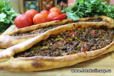 Турецкая пицца "Пиде" с мясной начинкой 