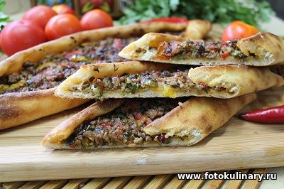 Турецкая пицца "Пиде" с мясной начинкой 