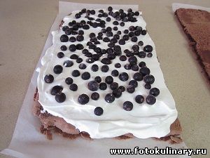 Пирожное шоколадное с ягодами 