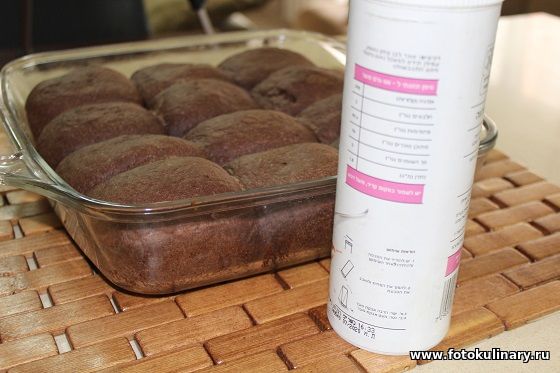 Шоколадные булочки с кокосовыми шариками 