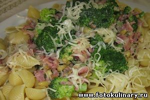 Макароны в сливочном соусе с брокколи и ветчиной