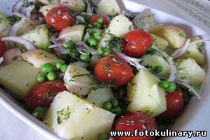 Тёплый салат с картошкой и зелёным горошком